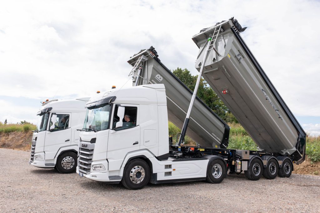 Due camion con vasche per trasporto di materiale inerte