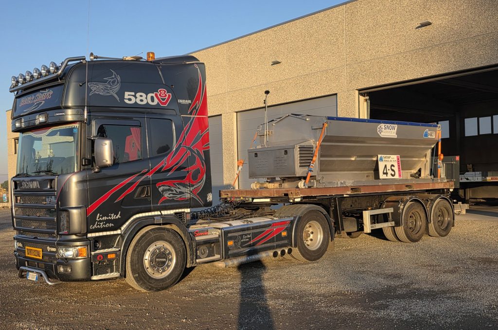 Camion che trasporta uno spargisale