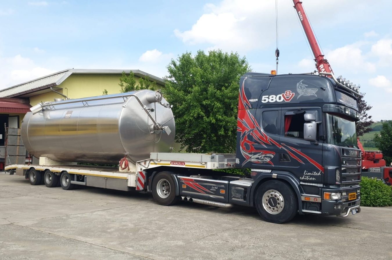 Camion con cisterna inox caricata su semirimorchio in un piazzale industriale