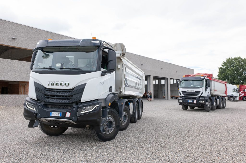 Due camion Iveco con cassone ribaltabile parcheggiati in un piazzale aziendale