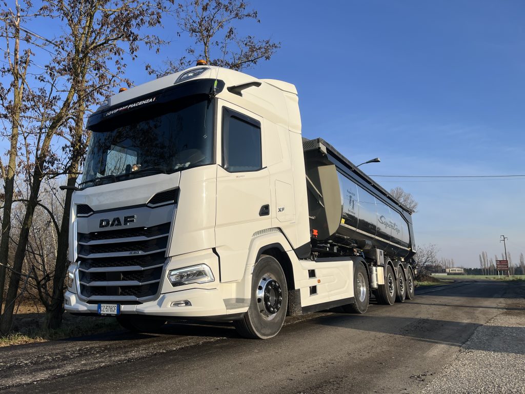 Camion DAF con vasca coibentata ribaltabile in sosta lungo una strada