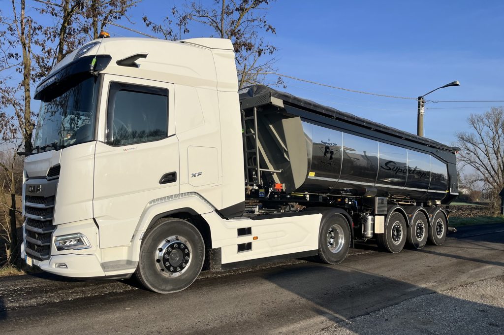 Camion con vasca coibentata parcheggiato su strada.