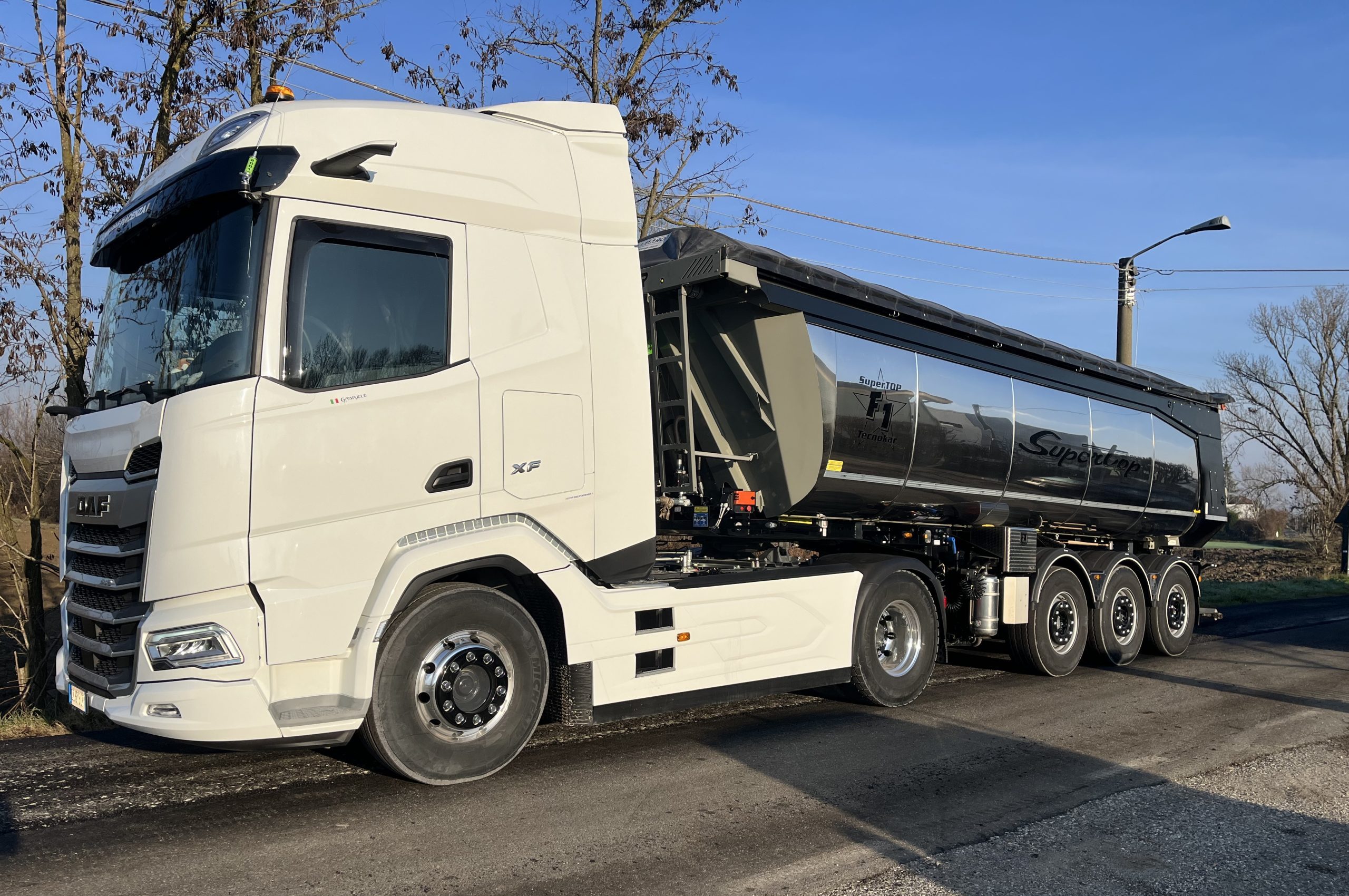 Camion con vasca coibentata parcheggiato su strada.