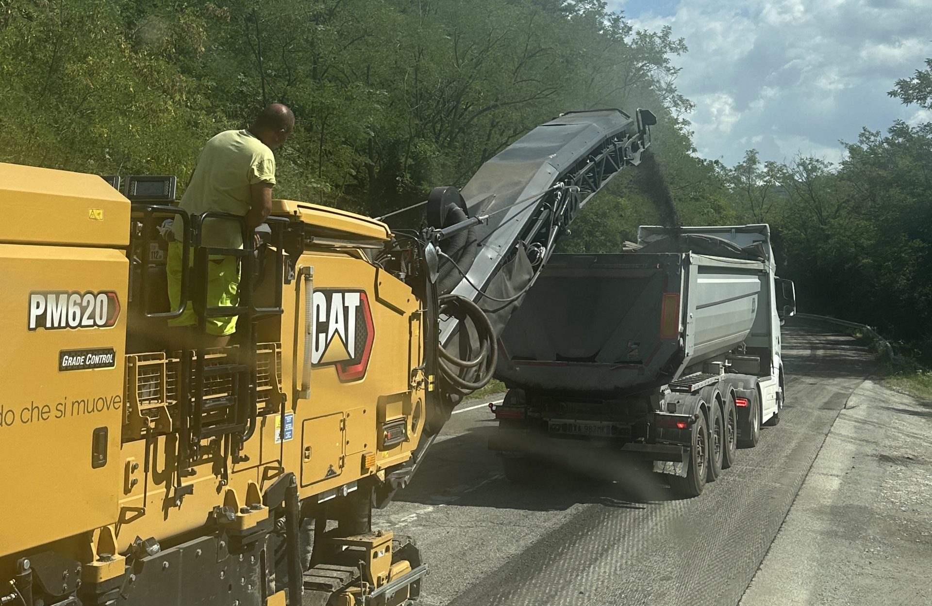 Scarificatrice stradale che scarica materiale in un camion